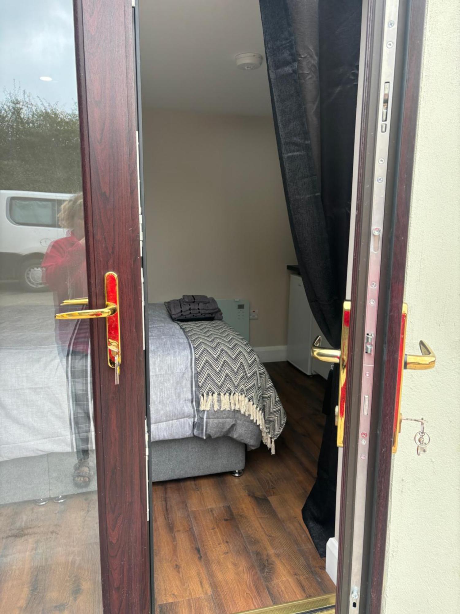Private Detached Small Bedroom And Bathroom Only- This Is Not An Apartment Butlersbridge Kültér fotó